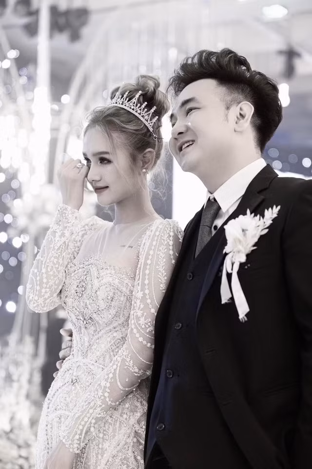 Xoài Non (tên thật Phạm Trang, SN 2002) được nhiều người biết đến với vai trò hot girl, người mẫu ảnh, KOL nổi tiếng trên MXH. Hot girl Gen Z cũng từng nhận sự quan tâm khi có mối tình lâu năm từ yêu đến cưới với streamer Xemesis.