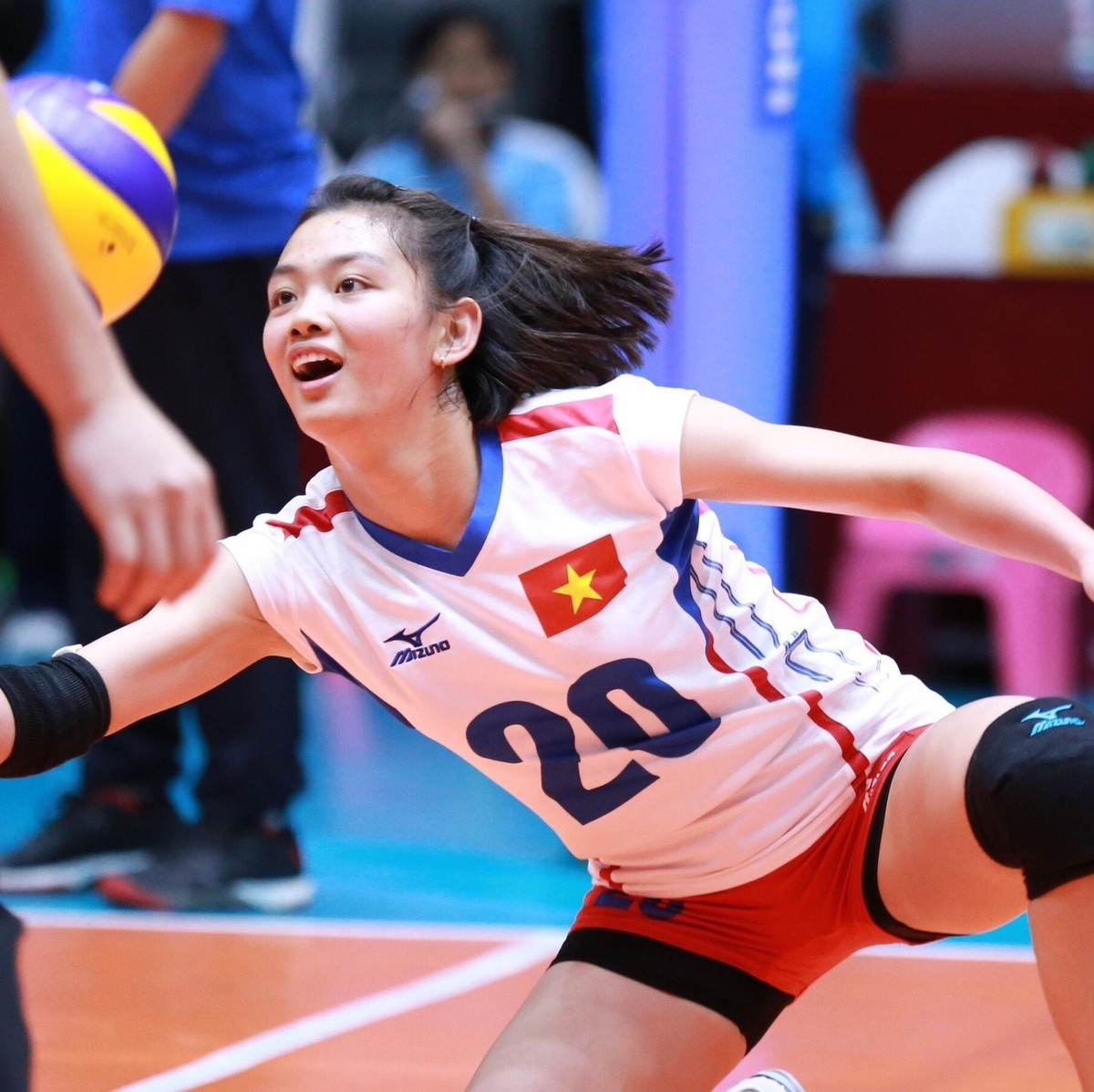 Sở hữu nét đẹp cá tính nhưng không kém phần dịu dàng, Nguyễn Thu Hoài (Thái Bình) luôn nằm trong danh sách những hoa khôi của làng bóng chuyền. Vốn được định hướng trở thành một tiếp viên hàng không, song vì quá đam mê môn thể thao này, Thu Hoài đã quyết tậm theo đuổi và trưởng thành từ đội Vĩnh Phúc. Hiện cô khoác màu áo Ngân hàng Công thương, chơi ở vị trí chuyền 2.