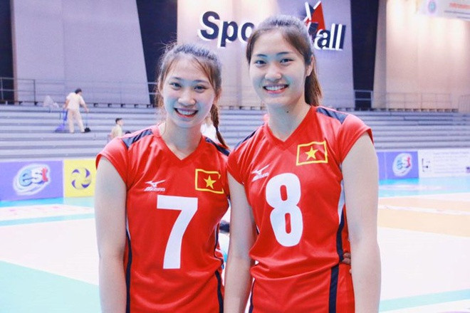 Nguyệt Anh và Việt Hương còn là đội bạn thân thiết trong đội tuyển. Hai người cùng tập luyện, thi đấu, cùng trưởng thành trong màu áo CLB thông tin. Cặp VĐV cũng thường đi chơi và ghi lại những khoảnh khắc vui vẻ.