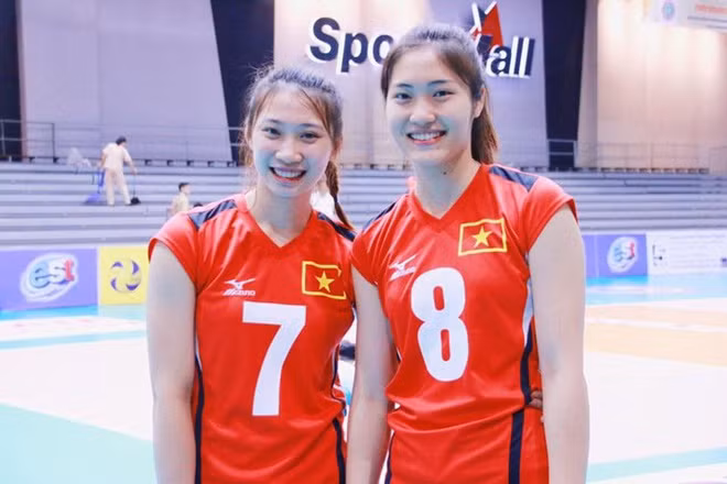 Nguyệt Anh và Việt Hương còn là đội bạn thân thiết trong đội tuyển. Hai người cùng tập luyện, thi đấu, cùng trưởng thành trong màu áo CLB thông tin. Cặp VĐV cũng thường đi chơi và ghi lại những khoảnh khắc vui vẻ.