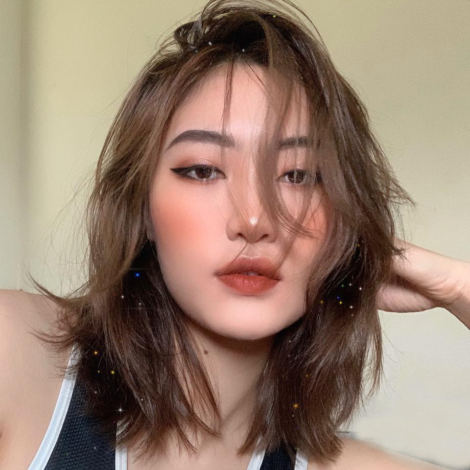 Gia nhập lò đào tạo trẻ từ năm 12 tuổi, đến nay Việt Hương đã có khoảng 10 năm gắn bó với sự nghiệp. 9X từng nhiều lần góp mặt trong đội tuyển bóng chuyền nữ quốc gia. Có cha là giáo viên, mẹ là bác sĩ, trong nhà không có ai theo nghiệp thể thao song Hương vẫn được gia đình ủng hộ khi trở thành VĐV chuyên nghiệp.