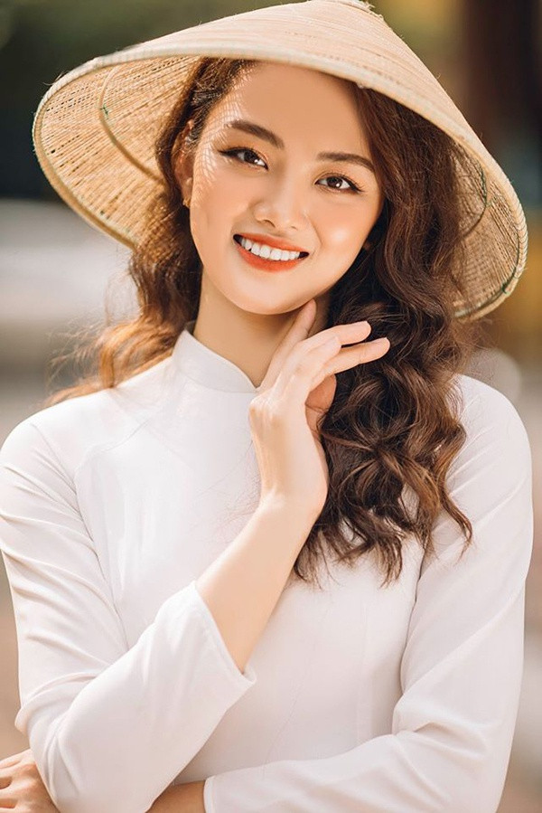 Thu Hoài là một trong những gương mặt trẻ nhận được nhiều sự chú ý của người hâm mộ bởi gương mặt xinh đẹp. Cô từng nhận danh hiệu "Hoa khôi áo dài" tại một giải quốc tế năm 2016.