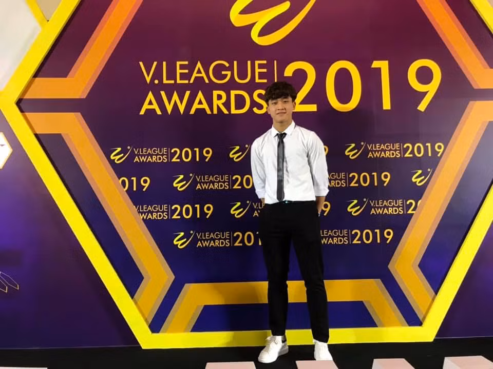 Chàng cầu thủ điển trai mới đây đã đã ẵm trọn danh hiệu vua phá lưới và cầu thủ Việt Nam xuất sắc nhất tại giải U21 Quốc tế 2019.
