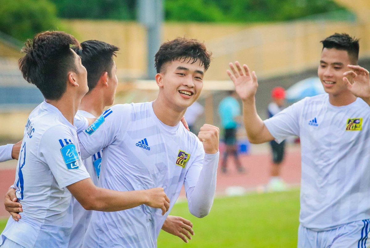 Trần Danh Trung (SN 2000) trưởng thành từ lò đào tạo bóng đá Viettel. Hiện tại, anh chàng đang chơi ở vị trí tiền đạo.