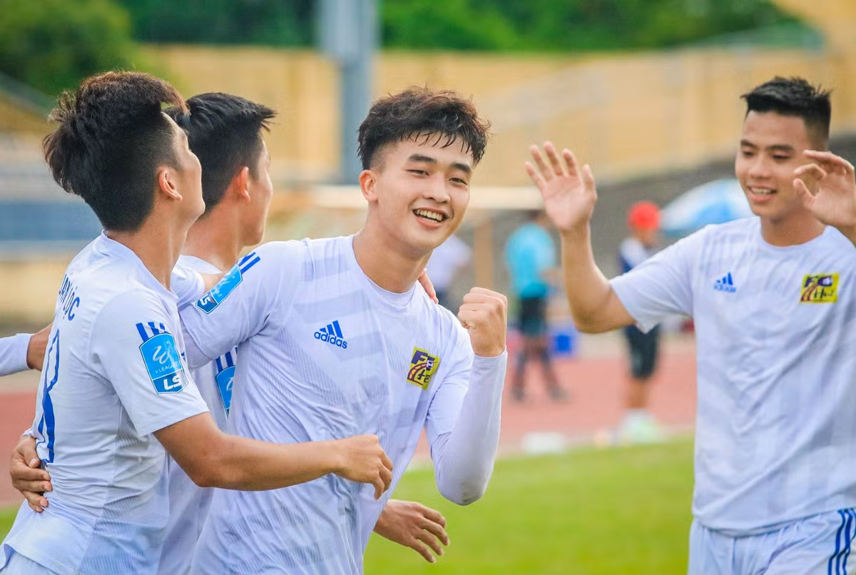 Trần Danh Trung (SN 2000) trưởng thành từ lò đào tạo bóng đá Viettel. Hiện tại, anh chàng đang chơi ở vị trí tiền đạo.