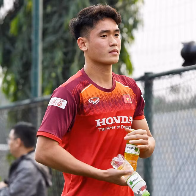 Tấn Sinh (SN 1998) đến từ Quảng Nam và đang chơi cho CLB bóng đá quê hương. Chơi ở vị trí trung vệ, anh chàng gây ấn tượng bởi khả năng phòng ngự tốt.