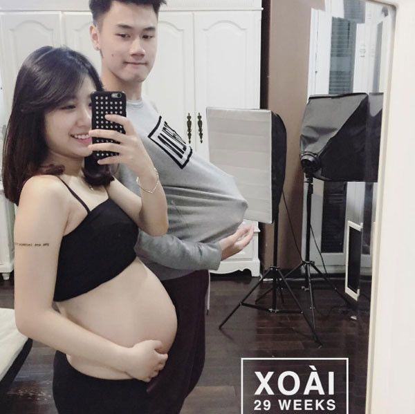 Vốn dĩ đã xinh xắn hơn người, khi mang bầu em bé Xoài, Trang Lou lại càng trở nên nhuận sắc. Dễ dàng nhìn ra hot girl 9X đã tăng cân trong thời gian bụng mang dạ chửa nhưng điều đó không khiến cô nàng kém xinh hơn.