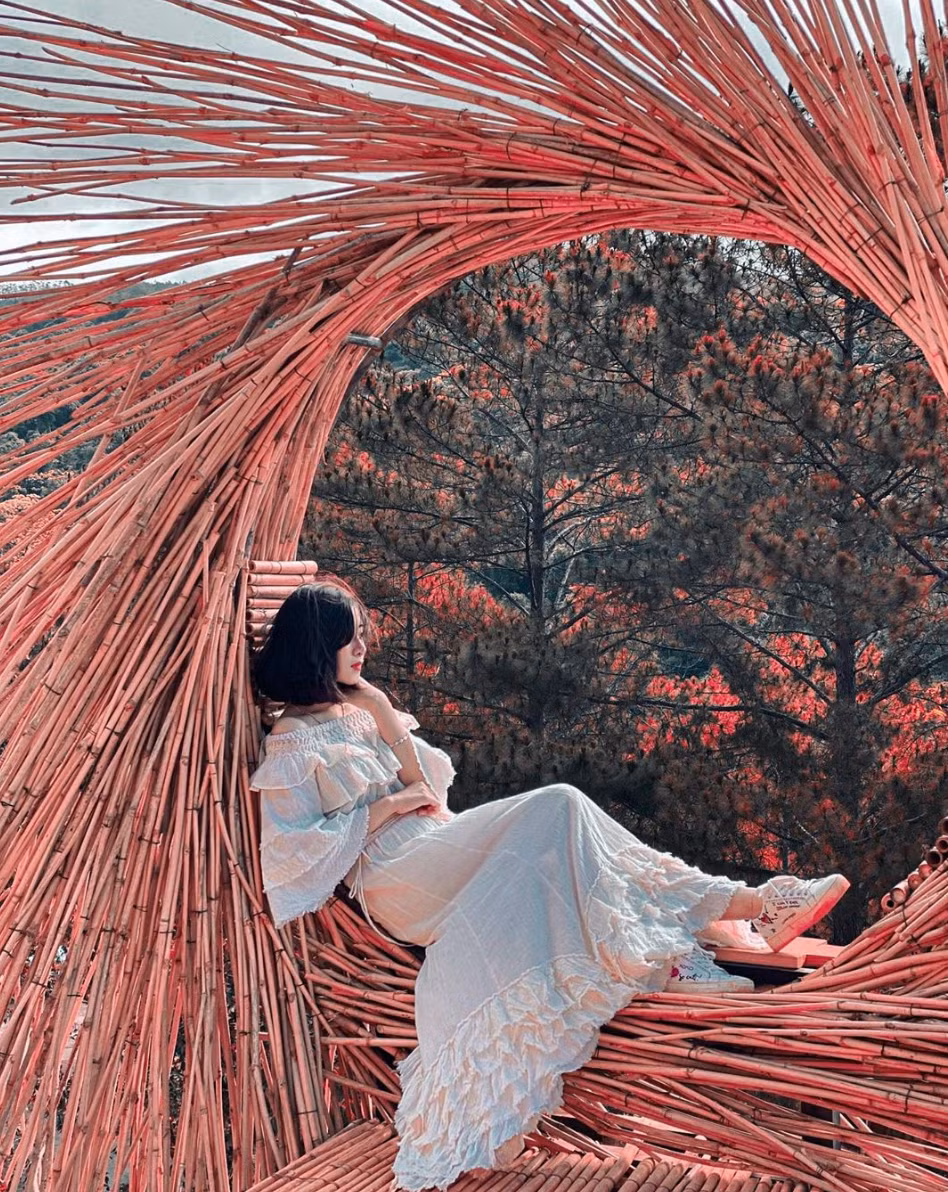 Sau khi tổ chức lễ cưới, "hot girl mầm non" Võ Nhật Linh, vợ cầu thủ Phan Văn Đức cũng vội vã thông báo tin vui rằng cặp đôi đã có con đầu lòng. Dù ít đăng ảnh hơn hẳn so với thời là con gái nhưng nhan sắc của cô nàng không có sự thay đổi.