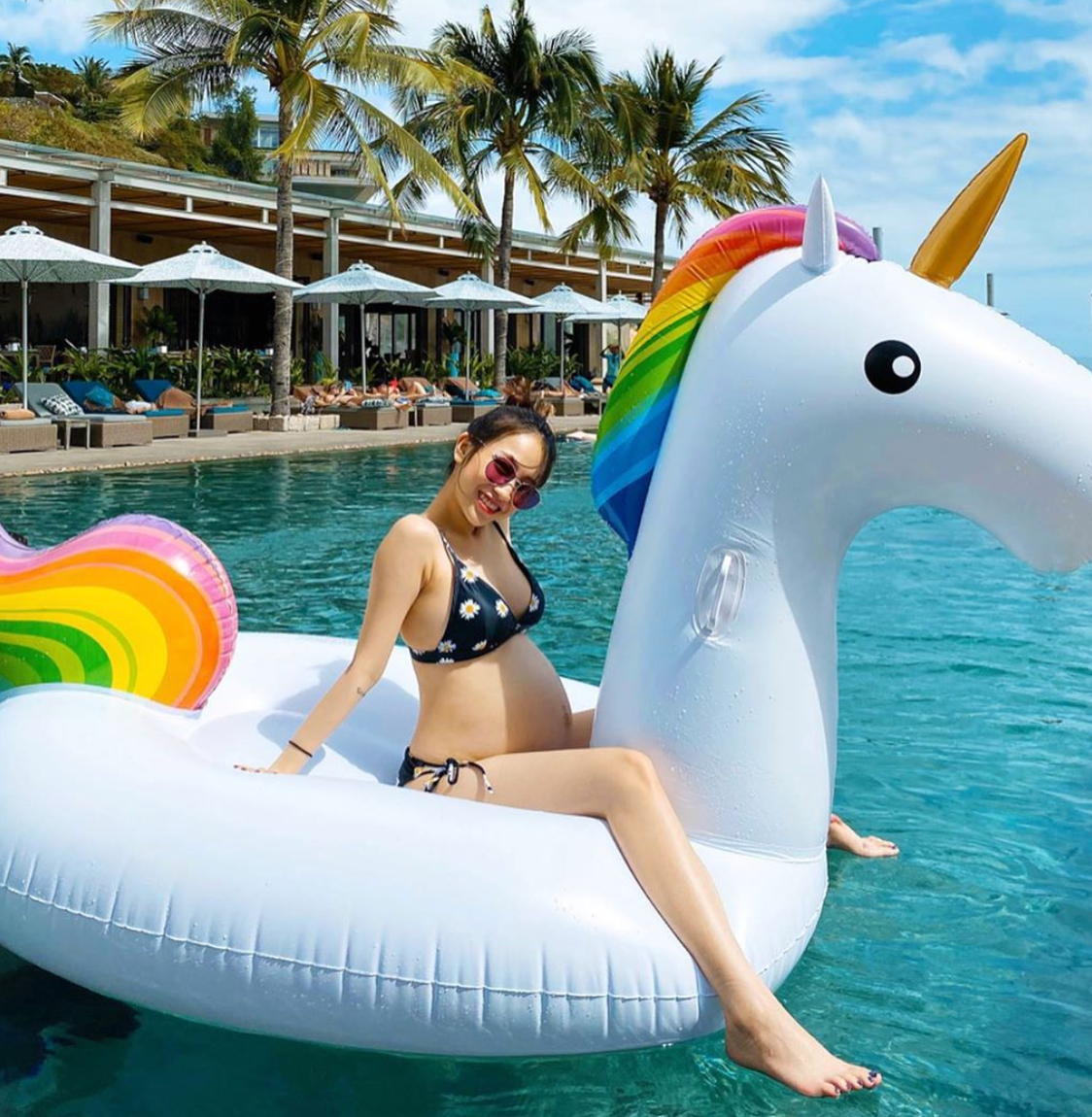 Dù sắp "vỡ chum" nhưng Joyce dường như không có quá nhiều thay đổi về ngoại hình. Tay, chân cô nàng không hề bị phù hay tích nước, mặt cũng vẫn thon gọn như thủa thiếu nữ.