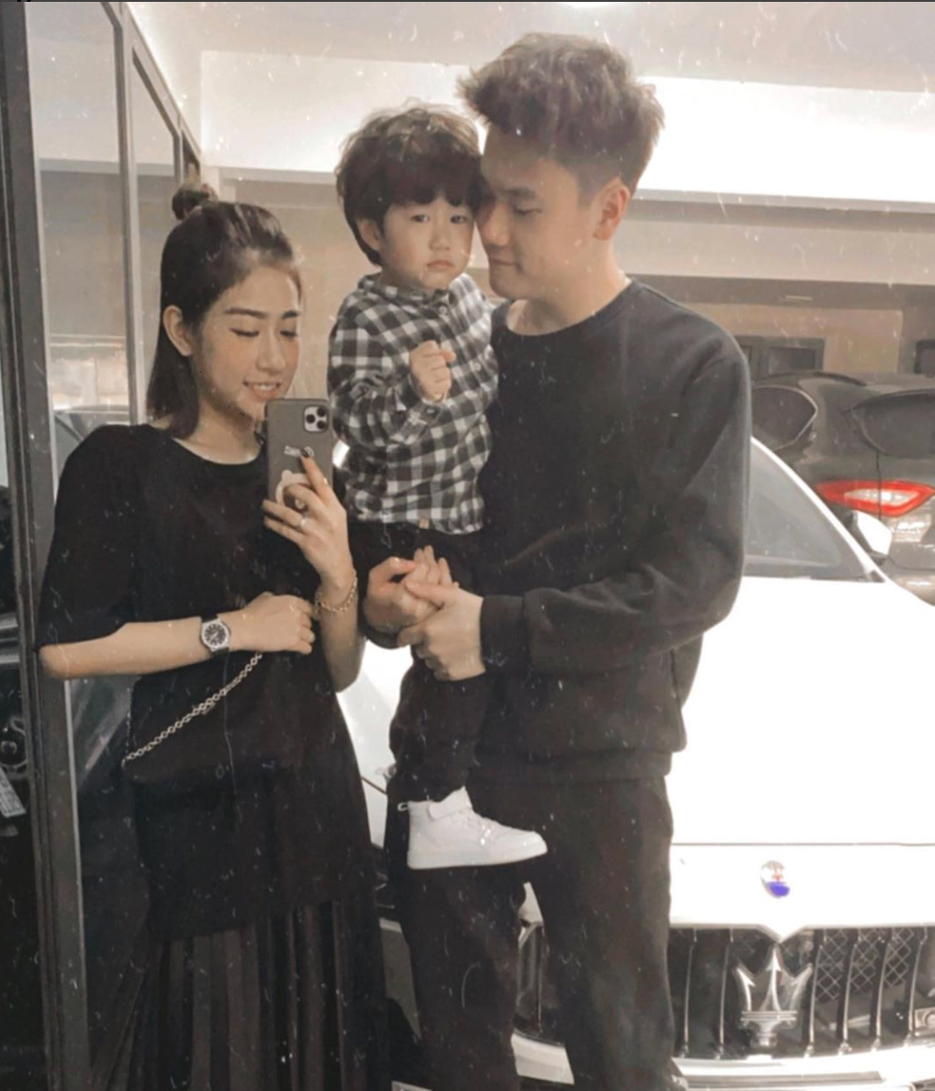 Hiện tại, Trang Lou đang có cuộc sống vô cùng hạnh phúc bên chồng và con. Em gái Huyme ngày càng trẻ trung, xinh đẹp chứ không hề có dấu hiệu già đi.