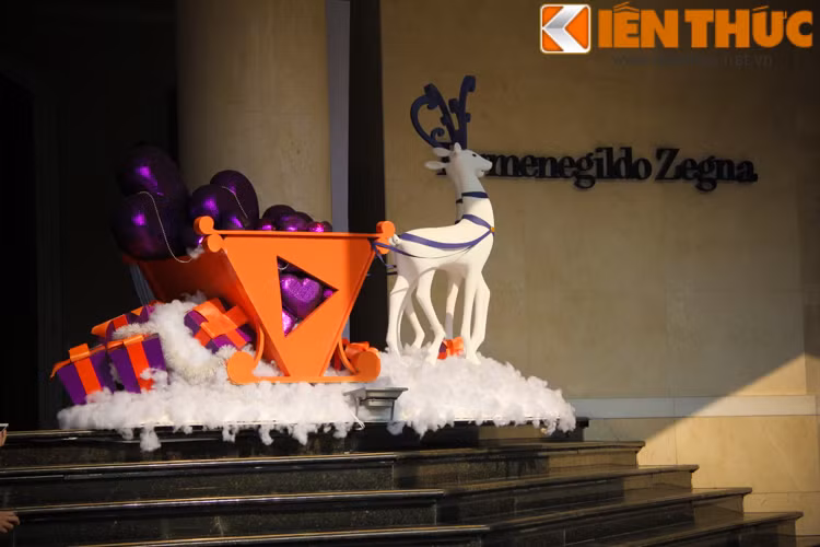 Gần khách sạn Metropole, một địa điểm nữa cũng được các bạn trẻ nghiện chụp ảnh ưa thích là trung tâm thương mại Tràng Tiền Plaza.