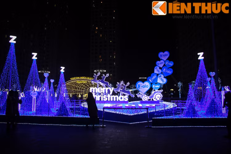 TTTM Times City được trang hoàng để được đón Giáng Sinh.