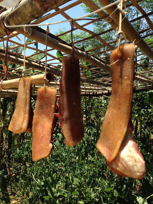 Theo hội chị em, đây là món ăn cực kỳ ngon, thịt được ướp gia vì rồi phơi 1 nắng, sau khi chế biến cực kỳ đậm đà mà vẫn ngọt thịt.