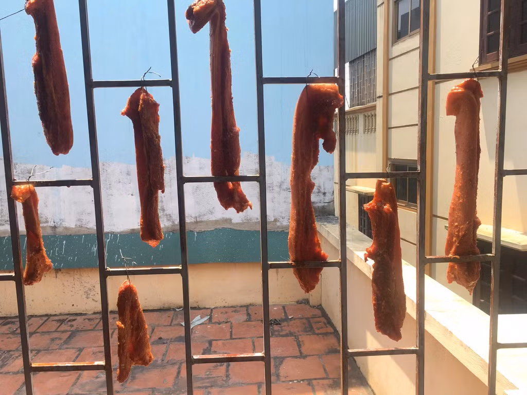 Treo thịt vào song sắt để tận dụng cái nắng oi ả của mùa hè.