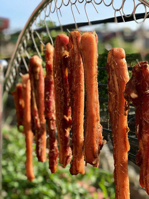 Ở thành phố, không có nhiều chỗ để phơi thịt, các bà nội trợ đảm đang tận dụng mọi khoảng trống có nắng hắt vào để thực hiện món ăn này.