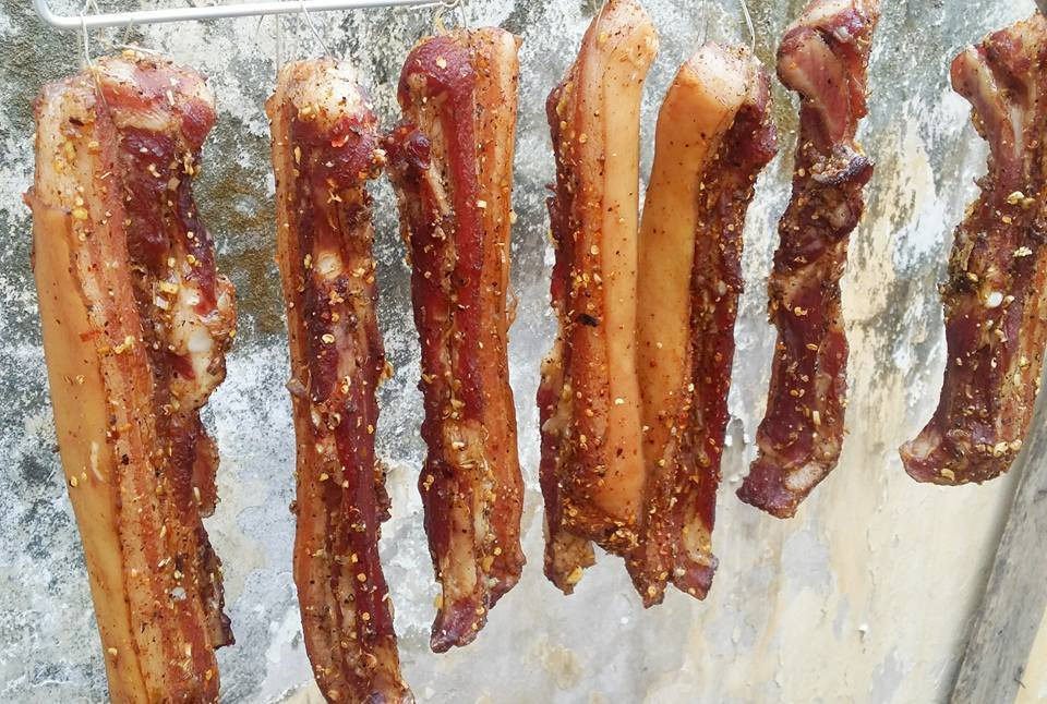 "Đọc được công thức làm thịt ba chỉ một nắng của các chị là phải chạy vội ra chợ mua ngay thịt về để làm tranh thủ nắng nóng vẫn kéo dài đến tận cuối tuần", "Ôi năm nay nắng kéo dài, cả nhà tha hồ ăn thịt phơi một nắng" - Dân mạng hài hước bình luận.