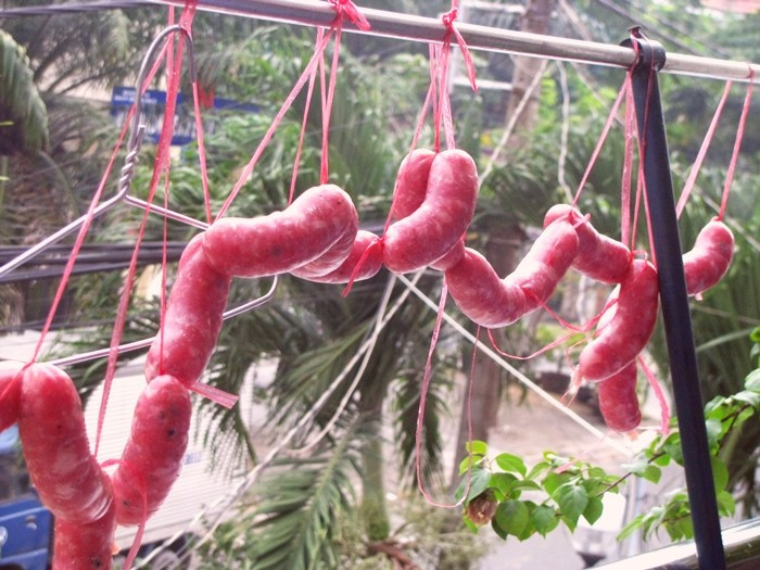 Không chỉ thịt, rất nhiều món ăn khác cũng tận dụng nắng nóng mùa hè để trở nên ngon lành hơn. Ví dụ như lạp xưởng.