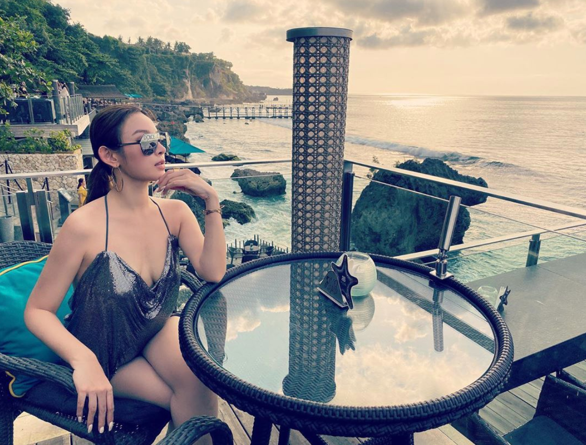 Ngoài nhan sắc không chê vào đâu được thì Huyền Baby có một cuộc sống vương giả với những chuyến du lịch hạng sang, quần áo, phụ kiện toàn đồ hiệu và thường xuyên check-in tại các nhà hàng sang trọng.