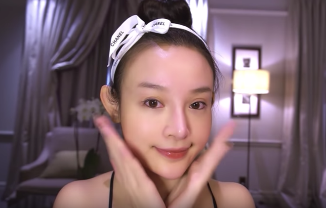 Ngoài dùng mỹ phẩm, cô nàng còn mạnh tay chi tiền vào những phương pháp làm đẹp đắt tiền hơn như tiêm filler, chính bởi thế mà lúc nào Huyền Baby cũng như đang ở thời kỳ nhan sắc đỉnh cao.