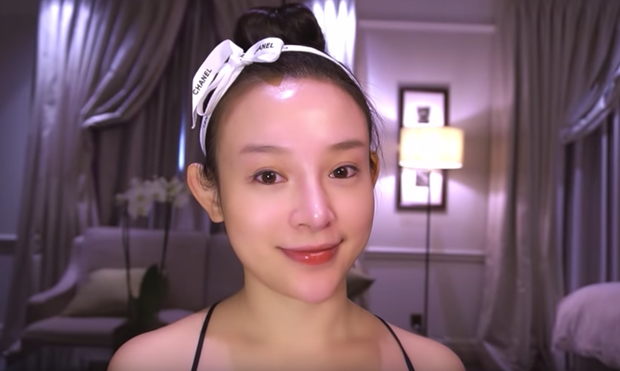 Mới đây, Huyền Baby khoe mặt mộc láng mịn trên trang cá nhân. Cứ nhìn làn da mọng nước, bóng mướt mà đôi môi hồng của hot girl thì con gái còn mê mệt nói gì đàn ông.