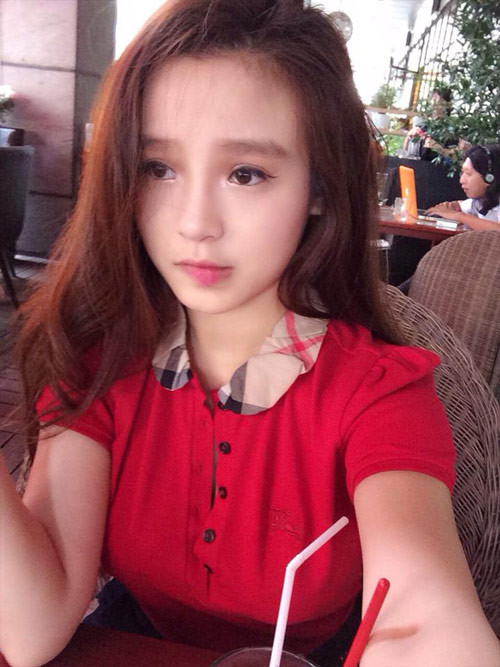 Huyền Baby được chú ý từ sau khi tham gia cuộc thi Miss Teen 2008. Thời điểm đó, cô nàng cùng với Tâm Tít, Vân Navy,...là những hot girl rất được săn đón.