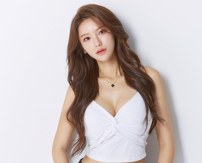 Trang cá nhân của người đẹp xứ kim chi hút gần 300.000 follower và con số đang không ngừng tăng lên. Sarah thường xuyên khoe hình ảnh đi du lịch, chơi thể thao hay diện trang phục gợi cảm.