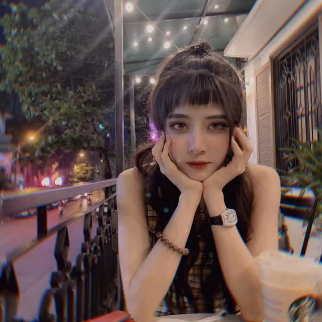 Cặp đôi thường xuyên check-in ở cùng một địa điểm, vào cùng một thời gian. Hơn thế, "thầy Ngạn" cũng được phát hiện đeo vòng tay đôi với "hot girl phòng tập".