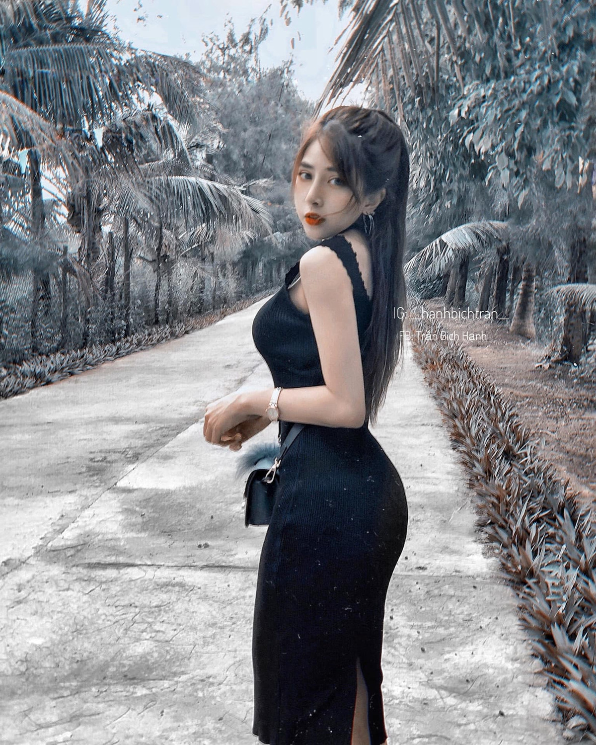 Trần Bích Hạnh (SN 1993) là hot girl có tiếng trên mạng xã hội với gần 150 nghìn lượt theo dõi. Bên cạnh khuôn mặt xinh đẹp, cô nàng sở hữu thân hinhg nóng bỏng. Hot girl còn được chú ý nhờ sống cuộc sống nhung gấm, ngập trong hàng hiệu.