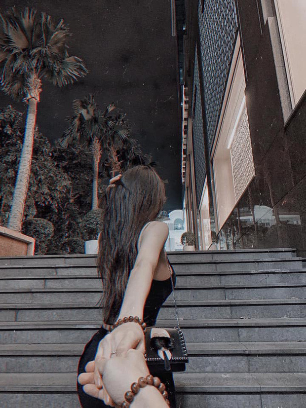 Cả hai luôn chụp hình giấu mặt nhưng nhìn chiếc vòng tay như thế này ai chẳng nhận ra.