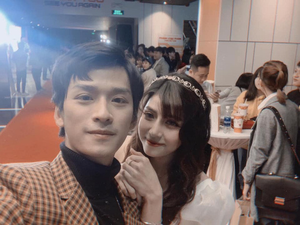 Thế nhưng dường như không muốn công khai tình cảm, cả hai không đeo vòng đôi và không có bất kỳ cử chỉ thân mật trên mức bạn bè nào.