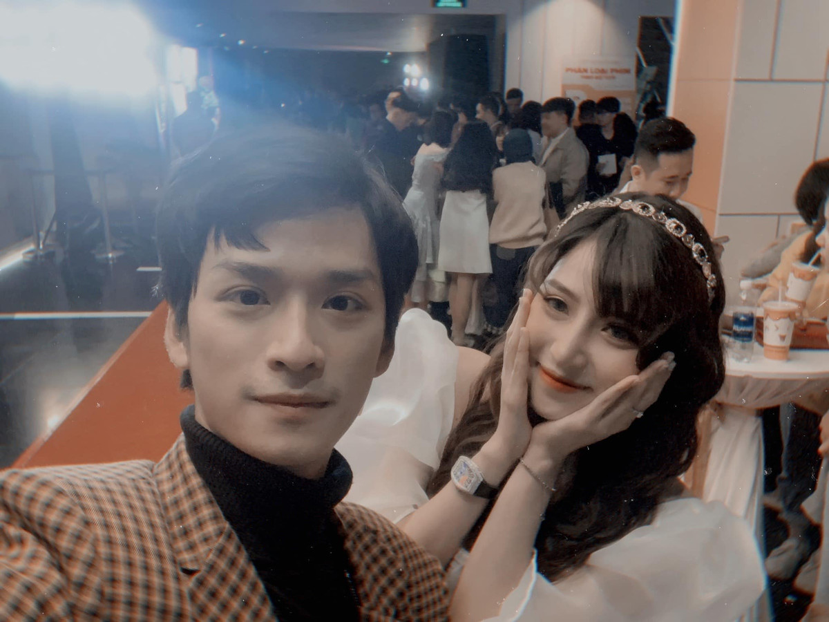 Trong buổi ra mắt phim "Mắt biếc", Trần Bích Hạnh cũng có mặt để ủng hộ bạn trai tin đồn Trần Nghĩa. Những tấm hình chụp chung được chính hot girl đăng tải trên trang Facebook cá nhân.