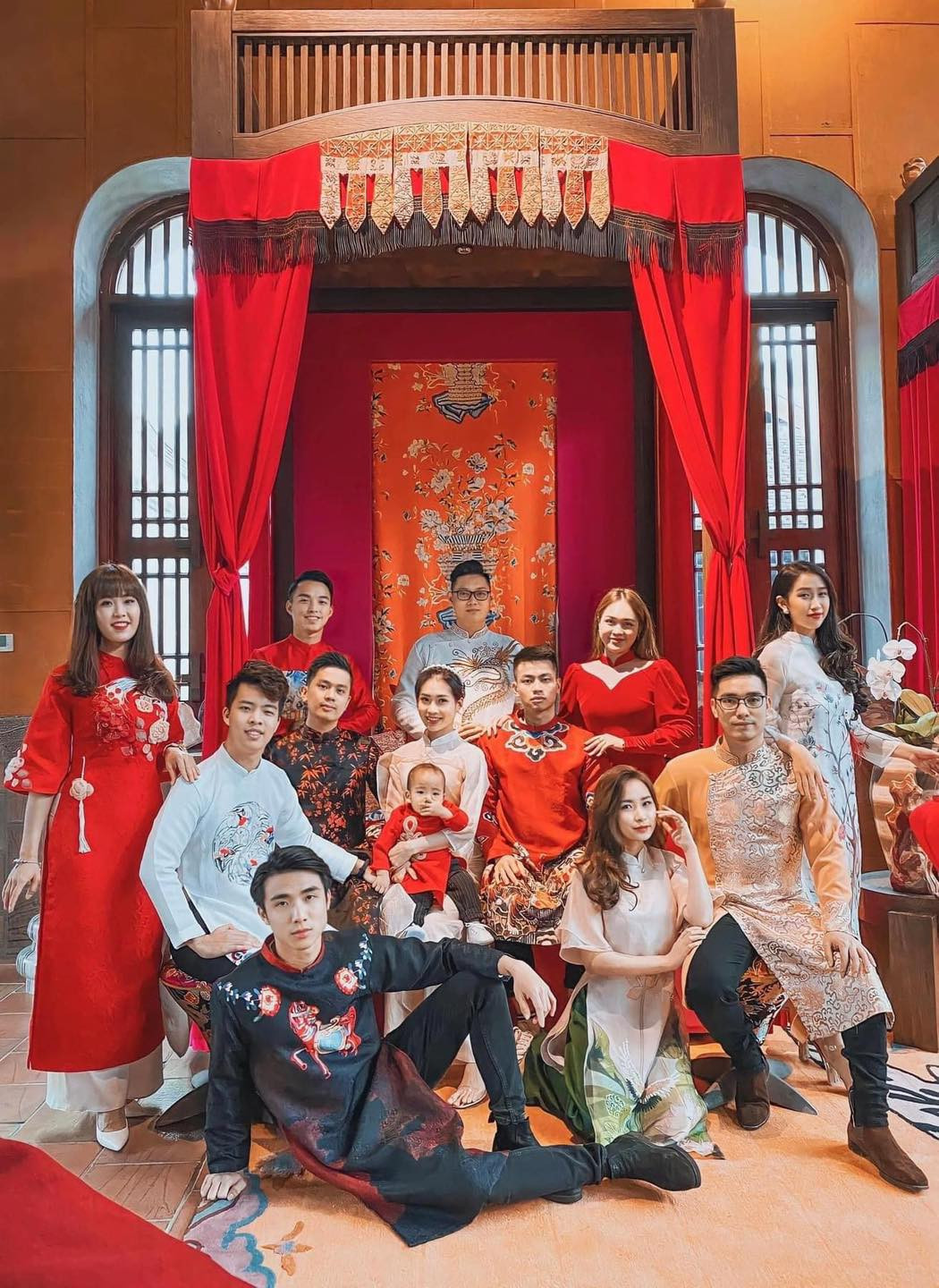 Điều đặc biệt của nhóm bạn 16 người là nhóm có đến 5 cặp vợ chồng. Có lẽ chính điều này cũng tạo nên sự khăng khít cho nhóm bạn trong suốt hơn 10 năm.