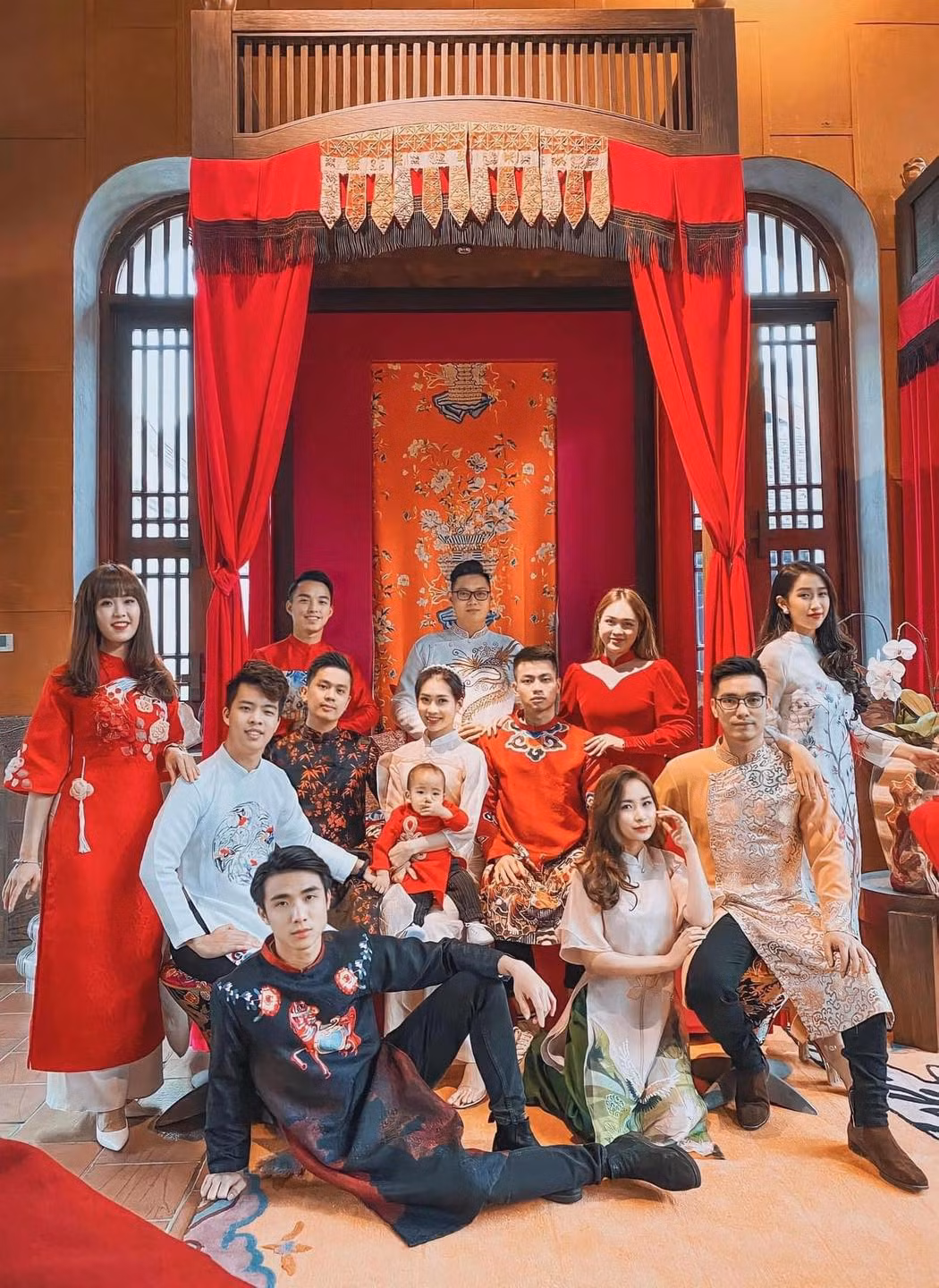 Điều đặc biệt của nhóm bạn 16 người là nhóm có đến 5 cặp vợ chồng. Có lẽ chính điều này cũng tạo nên sự khăng khít cho nhóm bạn trong suốt hơn 10 năm.