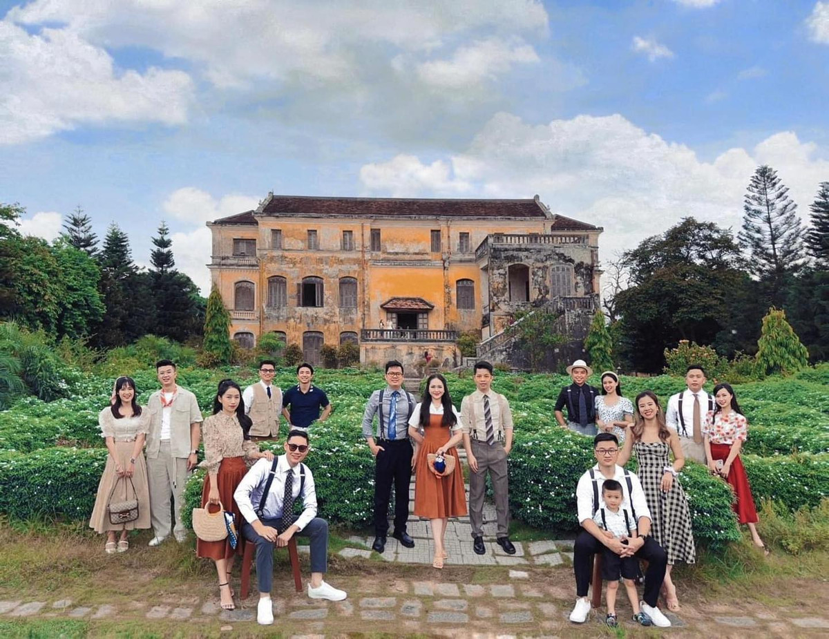 Từ thời sinh viên, đa số thành viên biết nhau vì cùng sinh hoạt trong đội văn nghệ của Trường ĐH Kinh tế Quốc dân. Hợp nhau về tính cách, lối sống, suy nghĩ, do đó sau các buổi cùng nhau đi ăn uống, học tập, tình bạn càng thêm khăng khít.