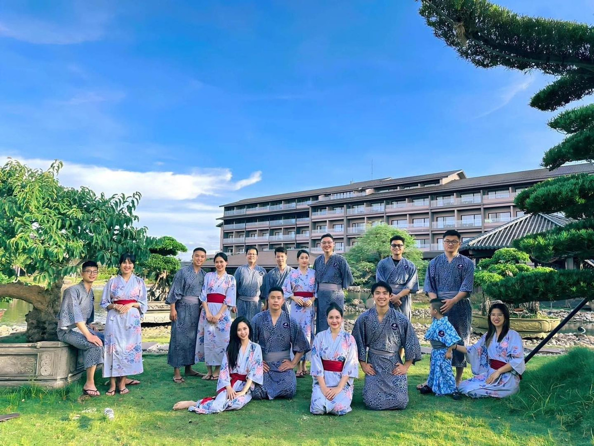 Trong mỗi chuyến du lịch, cả hội đều hẹn nhau ăn mặc theo cùng 1 phong cách.