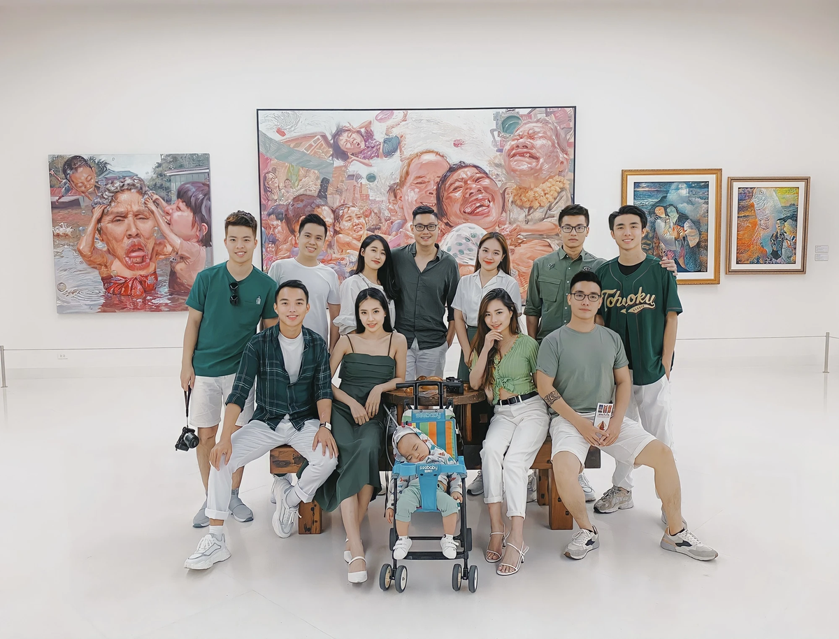 Các chuyến đi của nhóm bắt đầu có thêm các "tệp đính kèm" nhí.