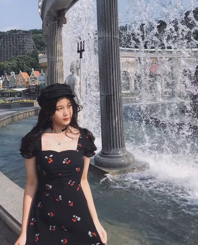 Cùng với việc giảm cân thành công, Mỹ Linh cũng chú ý chăm sóc da nên cải thiện được làn da đen nhẻm ngày nào thành trắng hồng, mịn màng.