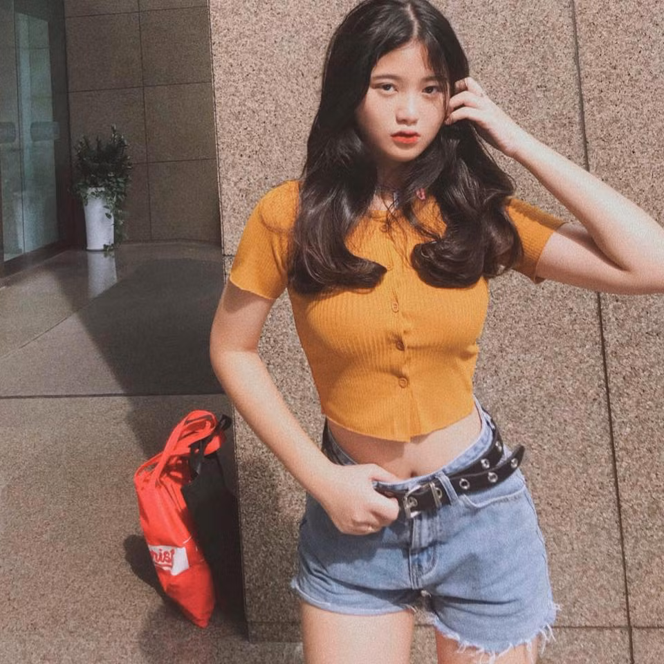 Tự ti với vẻ bề ngoài nên Linh sống khép kín, ít giao lưu với các bạn khiến cô nàng mang danh "đã xấu còn chảnh choẹ", "mập như con heo",....