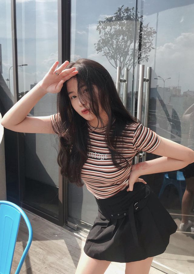 Sau nửa năm kiên trì thay đổi ngoại hình, Mỹ Linh giảm từ 59kg xuống còn 49kg. Cô nàng trở nên vô cùng xinh đẹp với thân hình cân đối, làn da mịn màng cùng mái tóc đen dài.