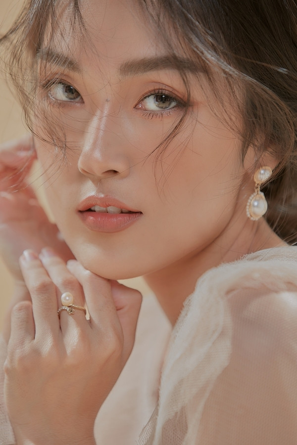 Misoa chia sẻ: "Tôi nghĩ mình đang trong độ tuổi đẹp nhất của người con gái. Ai rồi cũng phải lớn lên. Khi nhìn lại những hình ảnh thuở mới vào nghề và hiện tại, tôi cảm thấy vui vì theo thời gian, tôi đã thay đổi theo hướng tích cực".