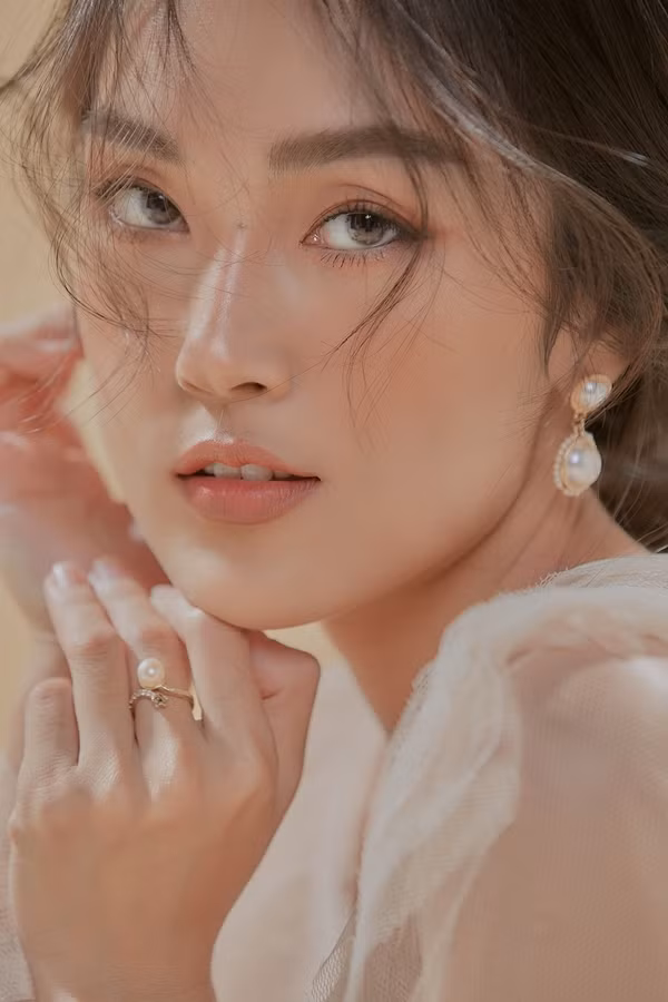 Misoa chia sẻ: "Tôi nghĩ mình đang trong độ tuổi đẹp nhất của người con gái. Ai rồi cũng phải lớn lên. Khi nhìn lại những hình ảnh thuở mới vào nghề và hiện tại, tôi cảm thấy vui vì theo thời gian, tôi đã thay đổi theo hướng tích cực".