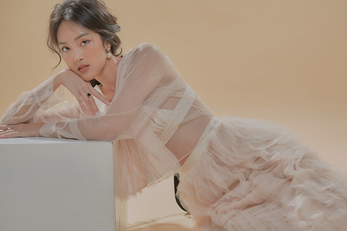 Hình ảnh đằm thắm này khác với vẻ hồn nhiên quen thuộc của nữ diễn viên "Em gái mưa".