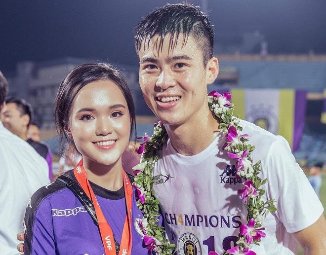 Bắt đầu công khai hẹn hò từ cuối năm 2016, cặp trai tài gái sắc Duy Mạnh - Quỳnh Anh đã nhận được nhiều sự quan tâm khi chàng là "hot boy làng bóng", nàng là con gái út của cựu chủ tịch CLB Sài Gòn.