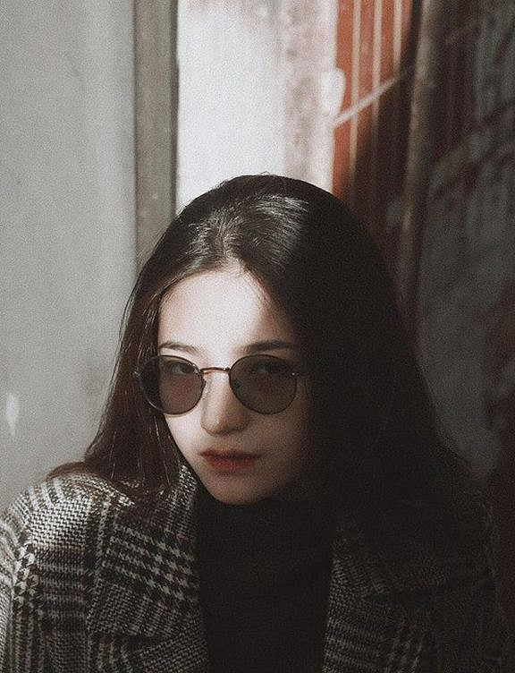  9X Đà Lạt Diệu Anh thường xuất hiện trong ảnh với vẻ ngoài lạnh lùng, khuôn mặt hiếm khi cười nhưng rất hút "like".