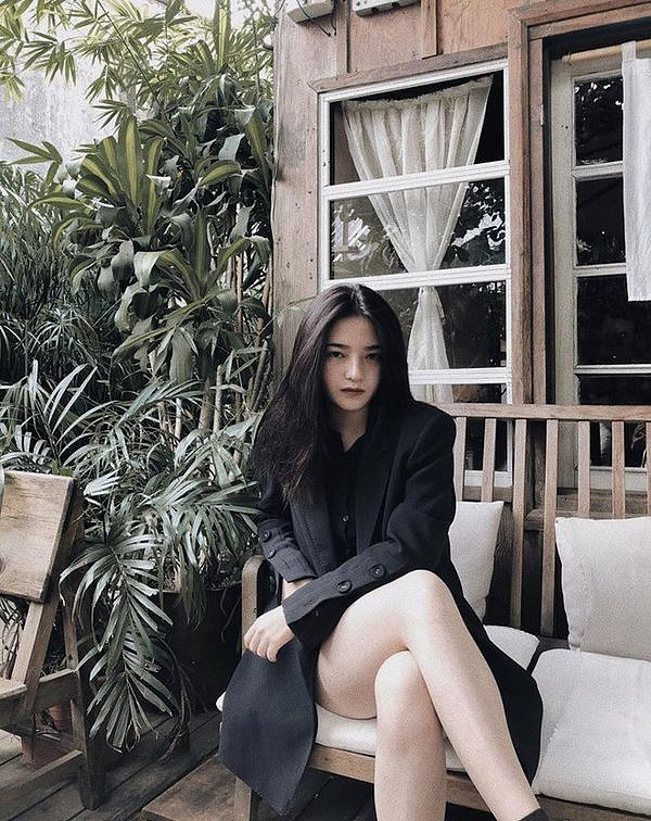 "Mắt sâu hút hồn luôn, nhìn sắc thật sự ấy", "Đẹp kiểu cool ngầu ấy nhỉ", là những bình luận dân mạng dành cho Diệu Anh.