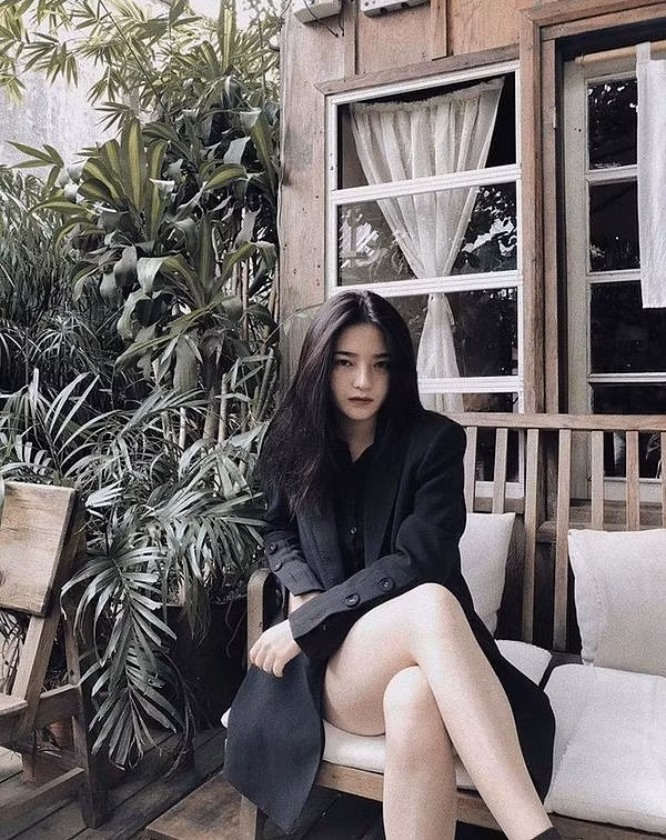 "Mắt sâu hút hồn luôn, nhìn sắc thật sự ấy", "Đẹp kiểu cool ngầu ấy nhỉ", là những bình luận dân mạng dành cho Diệu Anh.