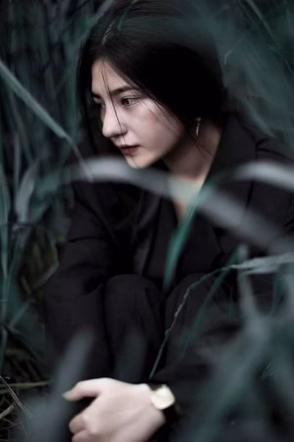 Diệu Anh sở hữu làn da trắng, sống mũi cao và đôi mắt sắc sảo nổi bật.