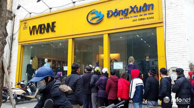 Người dân xếp hàng từ bên ngoài vào tới bên trong cửa hàng.