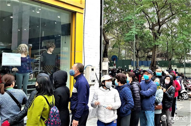 Bên ngoài nhiều người chờ đợi đến lượt mình.