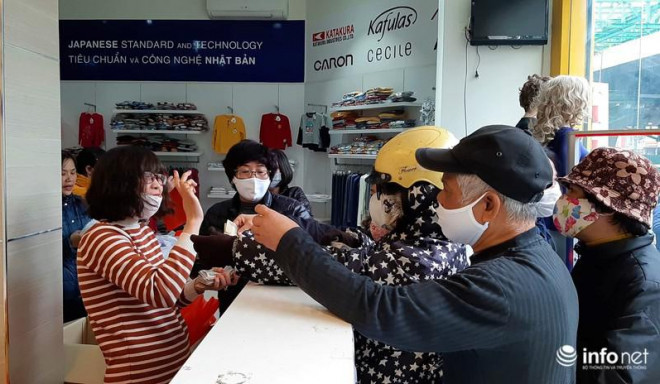 Do số lượng người đến mua quá đông và để tránh tình trạng tích trữ nên các điểm bán chỉ bán cho mỗi người 1 combo 5 chiếc khẩu trang với giá 35.000 đồng. Mức giá 7.000 đồng/chiếc khẩu trang là tương đương chi phí sản xuất, nhà sản xuất không có lợi nhuận.